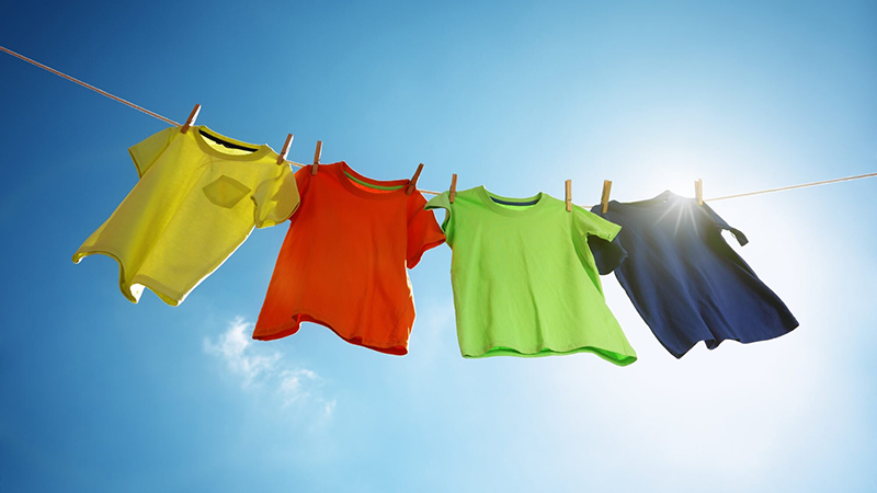 خشک کردن لباس ها در هوای آزاد برای افزایش طول عمر لباس